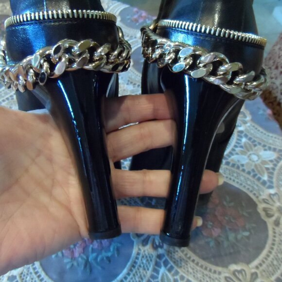 Lanvin Black Lamb Leather Ankle Boots w/Zipper-Chain Ankle Detail Size 40 - Picture 13 of 16